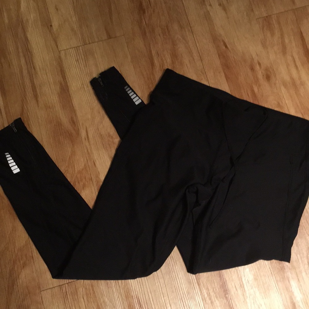 Black leggings, zips and reflectors at ankles